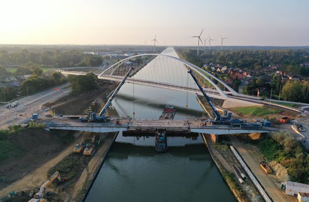 Oude kanaalbrug Beringen is dit weekend gesloopt