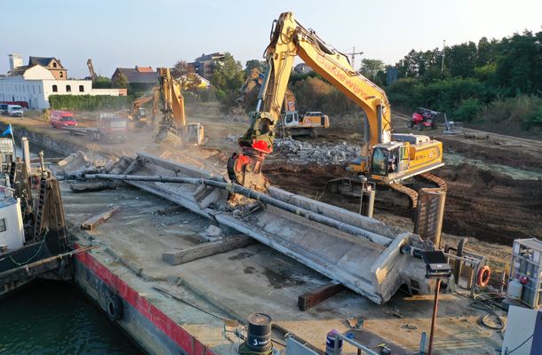 Oude kanaalbrug Beringen is dit weekend gesloopt