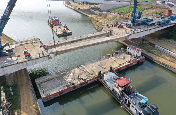 Oude kanaalbrug Beringen is dit weekend gesloopt