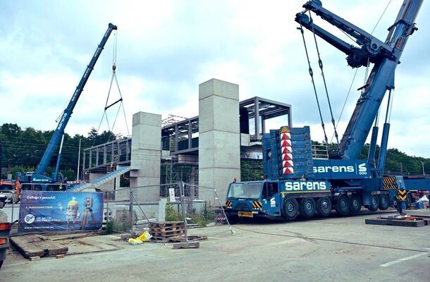 Voetgangersbrug en trappen station Diest geplaatst