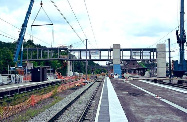 Voetgangersbrug en trappen station Diest geplaatst